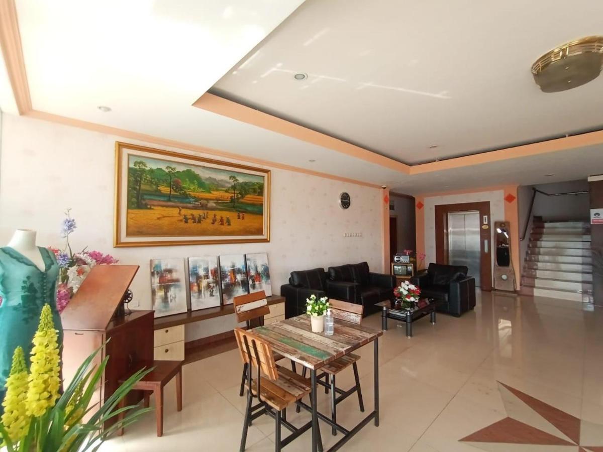 Oyo 90473 Gowin Hotel Kuta Lombok Eksteriør billede