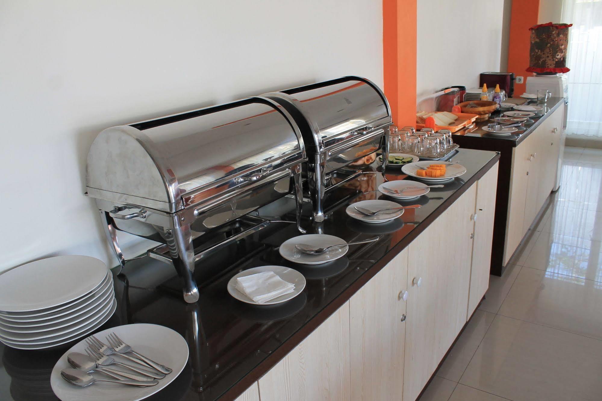 Oyo 90473 Gowin Hotel Kuta Lombok Eksteriør billede